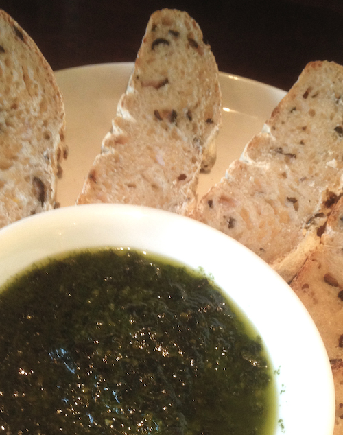 Pane alle olive nere da lievito madre servito con pesto alle noci di macadamia