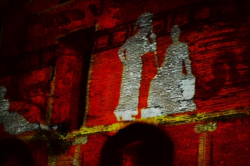 Il susseguirsi di immagini proiettate sulle mura del tempio ci riportano alle radici greco-romane dell’area flegrea 